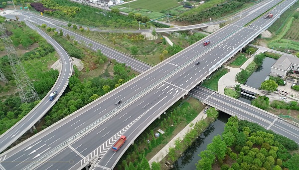 1587453358100244.jpg 張家港疏港高速項目榮獲2019年度江蘇省優質工程獎“揚子杯”2.jpg