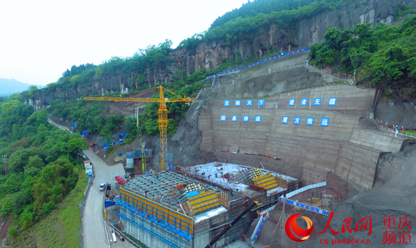 人民網(wǎng)報(bào)道:新田長江大橋最大規(guī)模澆筑工序順利完工