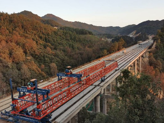 1590477141367331.jpg 莆炎A6項目橋梁右線貫通2~1.jpg