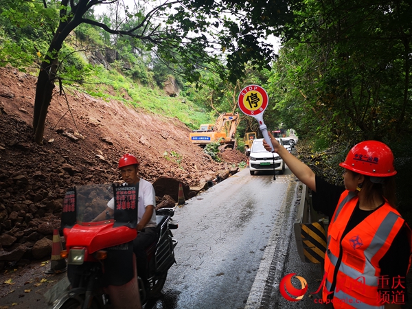 人民網報道：中交一公局三公司緊急搶通國道318線萬州段                                                                                                                                                                                    